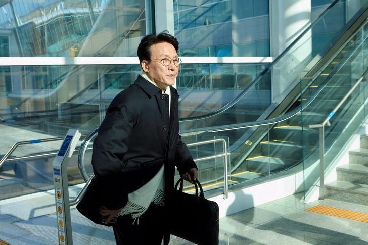 Prime Minister Kim Min-seok departs through Incheon International Airport in Incheon, Thursday, for a five-day trip to Washington, D.C. and New York. Courtesy of the Office of the Prime Minister