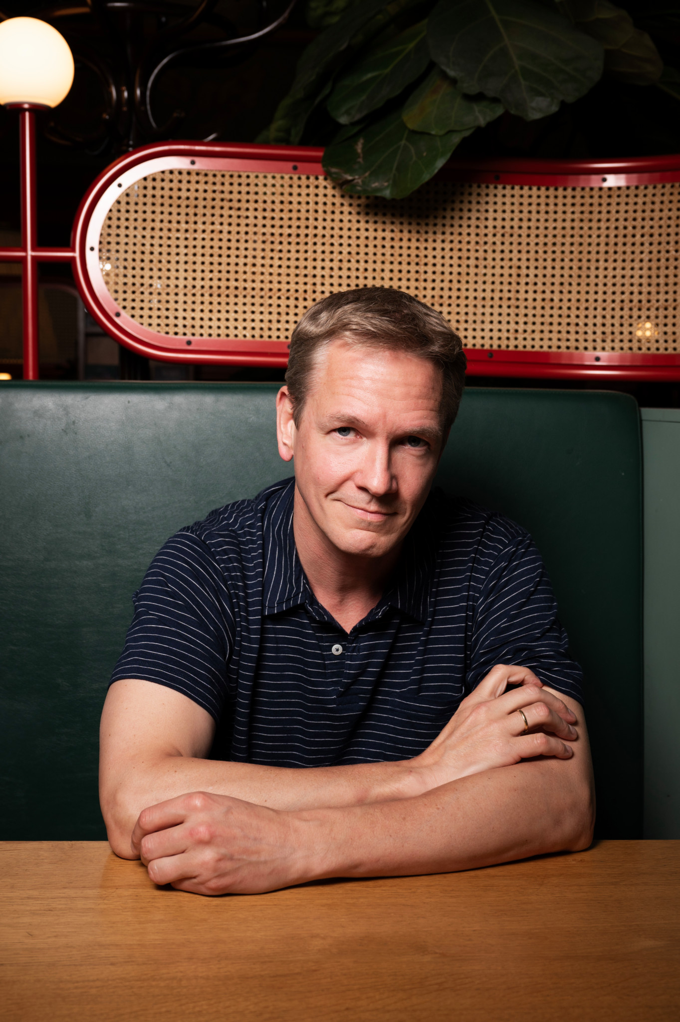 Vincent Kucholl sitzt an einem Tisch in Lausanne, Juni 2025.