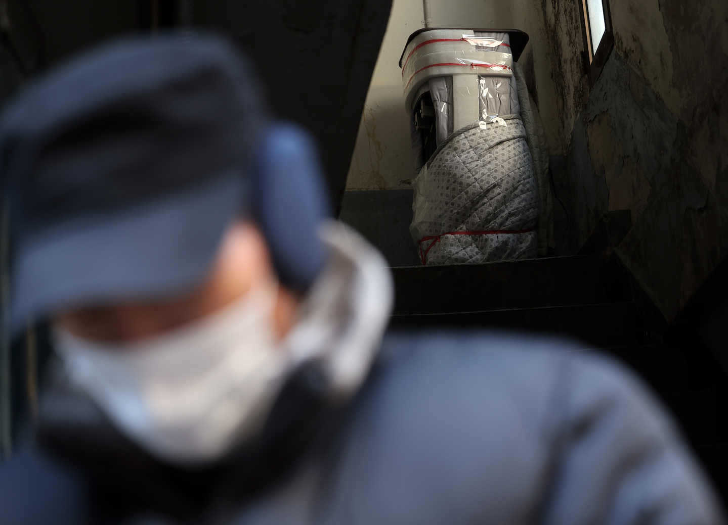 A water purifier is wrapped in a blanket inside a building in a neighborhood in Yongsan District, central Seoul, mostly with one-room houses, on Dec. 4, 2025. [YONHAP]