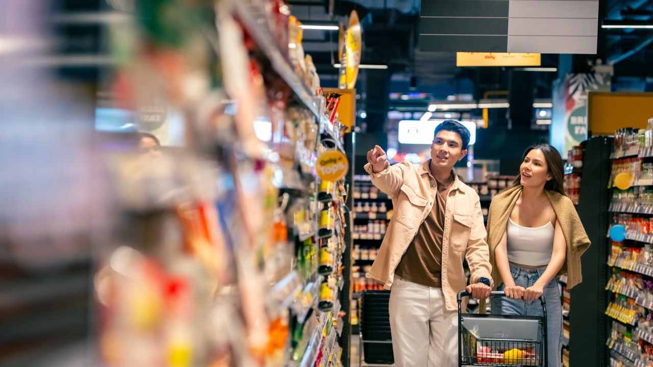 Un gigant din Malaezia se extinde în România. Oferă salarii nete și de 7.500 lei pe lună