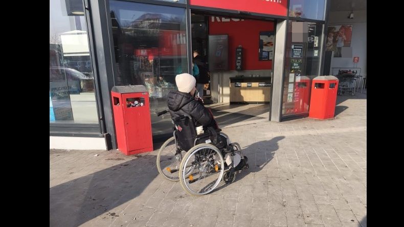 Ce au descoperit polițiștii locali din Iași la o persoană care folosea un căruț cu rotile pentru a provoca mila trecătorilor Ce au descoperit polițiștii locali din Iași la o persoană care folosea un căruț cu rotile pentru a provoca mila trecătorilor