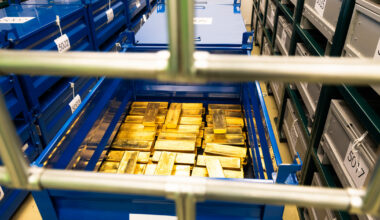 Index - Gazdaság - Épp feje tetejére áll a világ, közben egy sárga fémmel degeszre keresi magát Magyarország