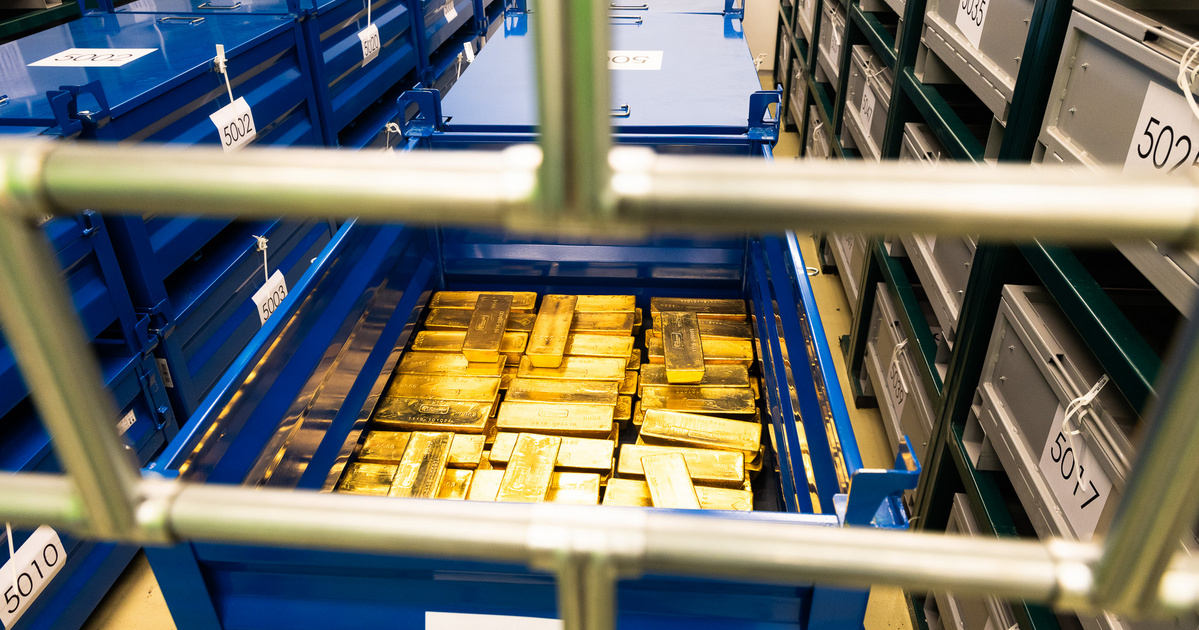 Index - Gazdaság - Épp feje tetejére áll a világ, közben egy sárga fémmel degeszre keresi magát Magyarország