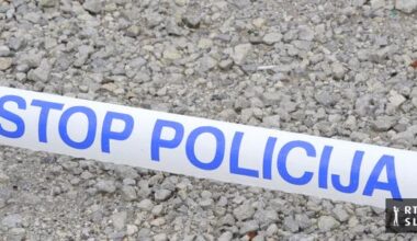 Tovornjak med vzvratno vožnjo pred športno dvorano trčil v otroka, ki je umrl