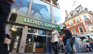 Barclays, Lloyds and NatWest to cut interest rates on savings accounts by up to 0.25% | Personal Finance | Finance