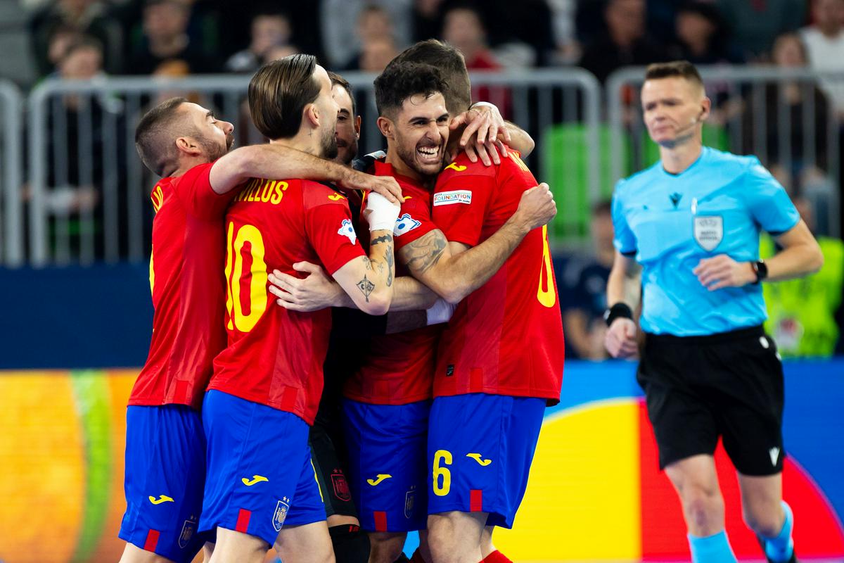 Španci so že v prvem polčasu dokazali, da so eni izmed glavnih favoritov za naslov evropskega prvaka. Foto: www.alesfevzer.com Španci so že v prvem polčasu dokazali, da so eni izmed glavnih favoritov za naslov evropskega prvaka. Foto: www.alesfevzer.com