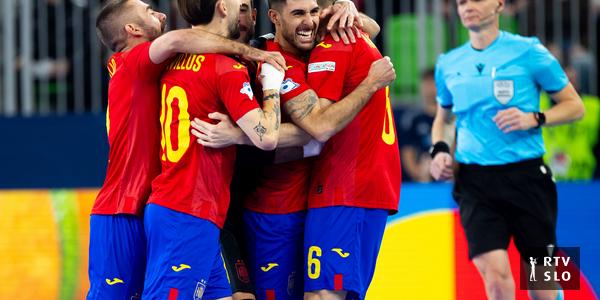 Razigrani Španci premočni za Slovence v polnih Stožicah