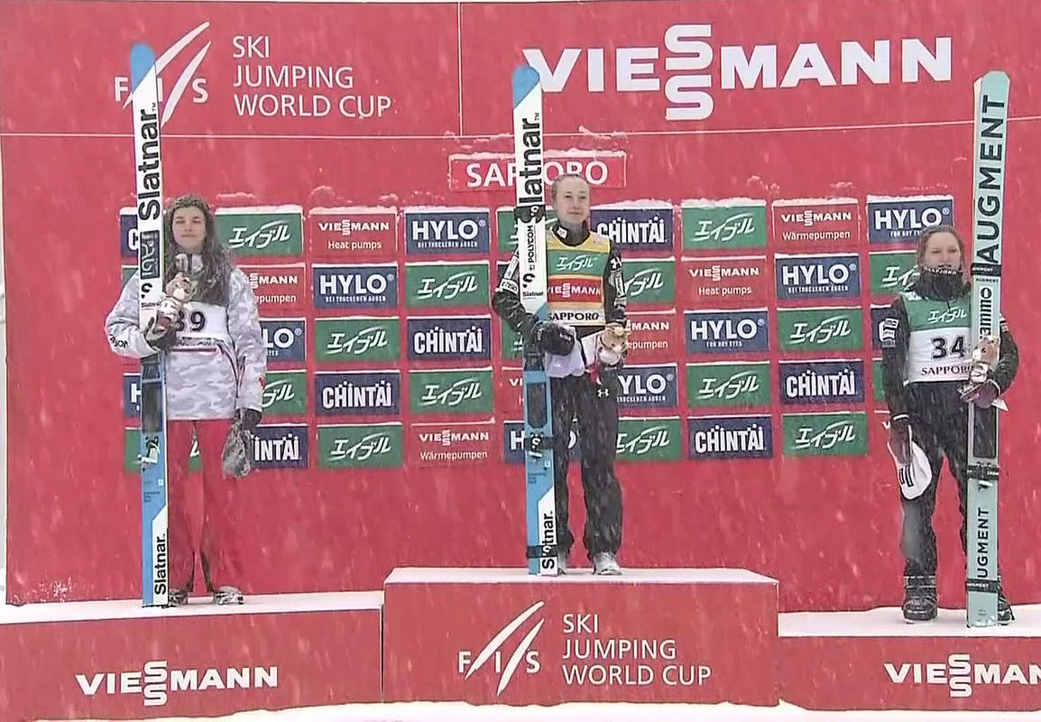 Nika Prevc je dvakrat poslušala Zdravljico v Saporu. Pred tednom dni je ta podvig uspel tudi bratu Domnu. Foto: Zajem zaslona, Televizija Slovenija Nika Prevc je dvakrat poslušala Zdravljico v Saporu. Pred tednom dni je ta podvig uspel tudi bratu Domnu. Foto: Zajem zaslona, Televizija Slovenija