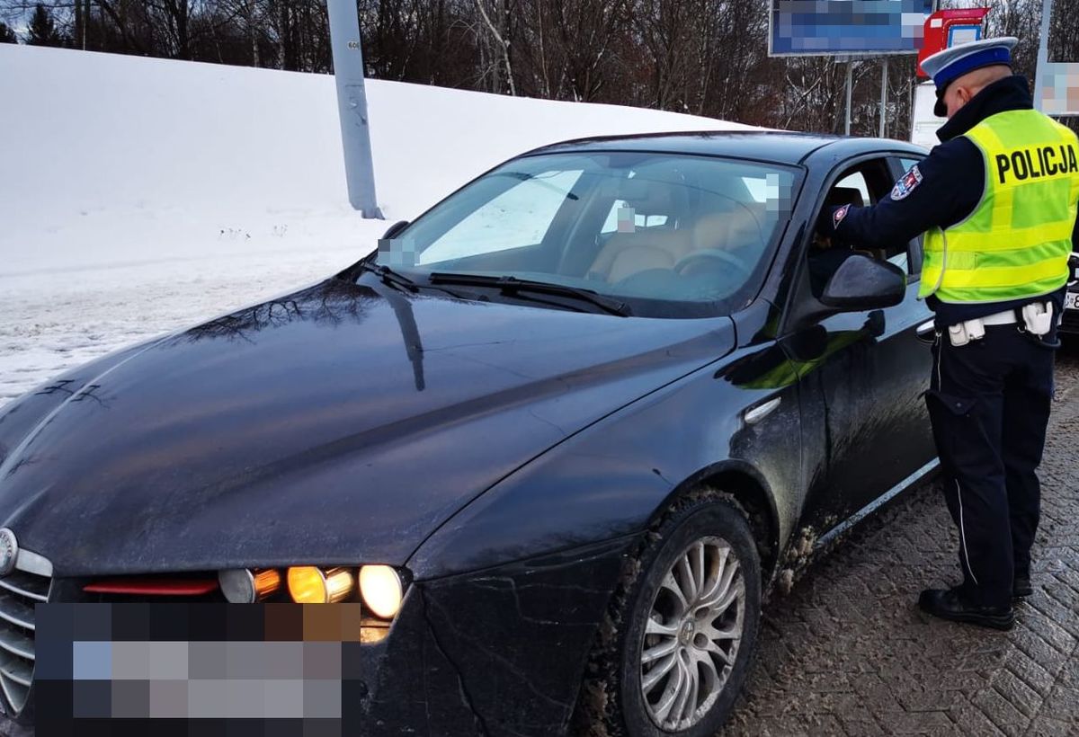 policjant przy drodze podczas kontroli drogowej