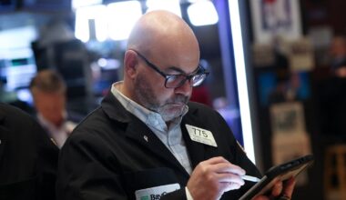 Markets rise as geopolitical tensions ease – The Irish Times