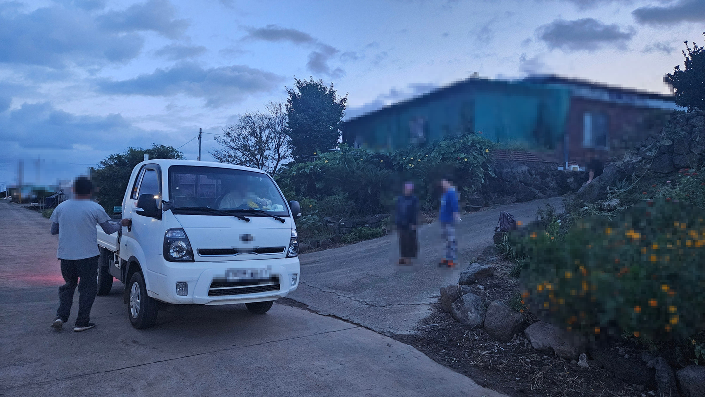 A farmer in rural Jeju transports an undocumented Chinese migrant in his truck on Sept. 18, 2025. [KIM JEONG-JAE]