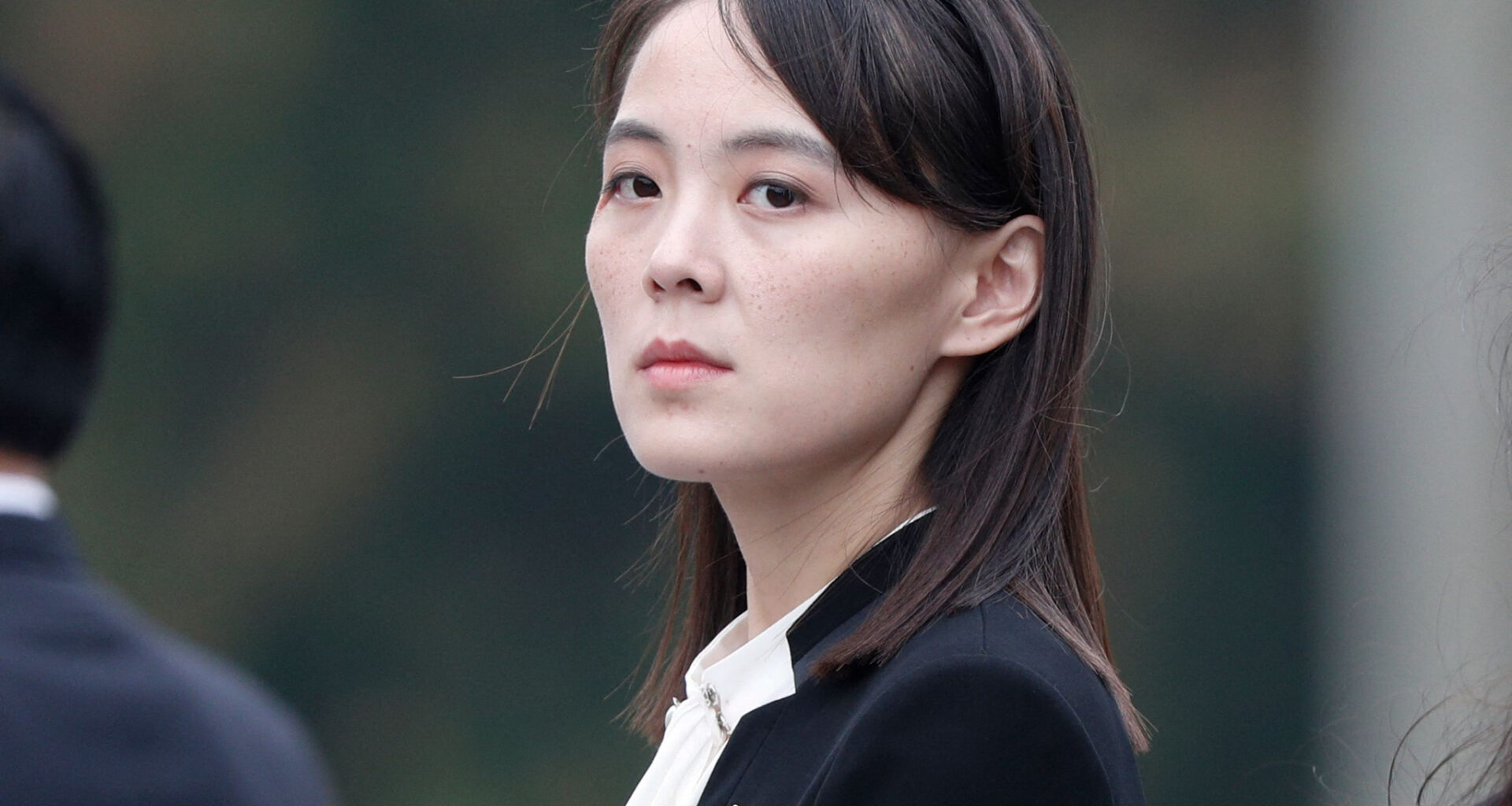 Kim Yo-jong, sister of North Korea's leader Kim Jong-un, attending a wreath laying ceremony at Ho Chi Minh Mausoleum in Hanoi on March 2, 2019. [JOONGANG ILBO]