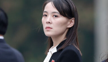 Kim Yo-jong, sister of North Korea's leader Kim Jong-un, attending a wreath laying ceremony at Ho Chi Minh Mausoleum in Hanoi on March 2, 2019. [JOONGANG ILBO]