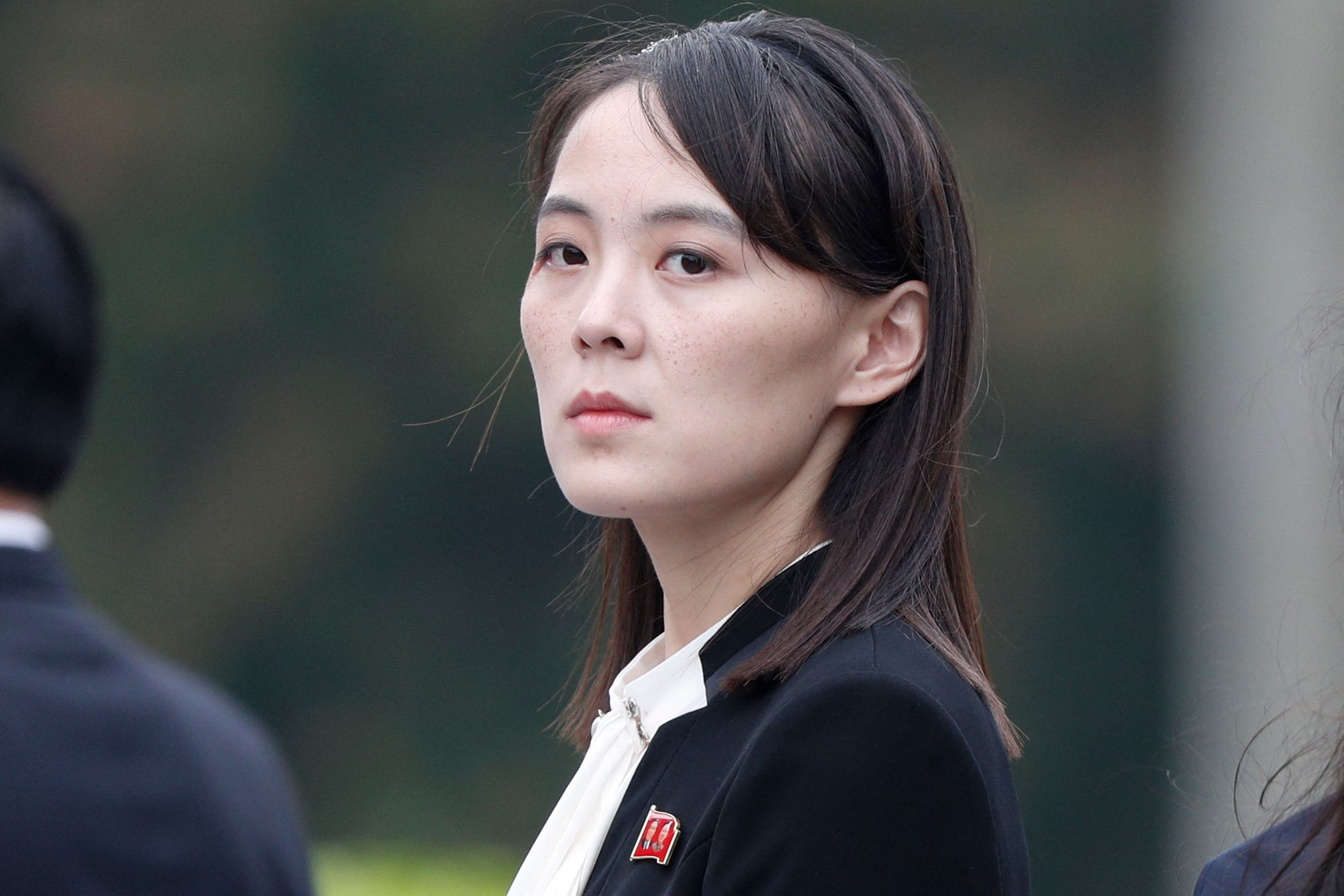 Kim Yo-jong, sister of North Korea's leader Kim Jong-un, attending a wreath laying ceremony at Ho Chi Minh Mausoleum in Hanoi on March 2, 2019. [JOONGANG ILBO]