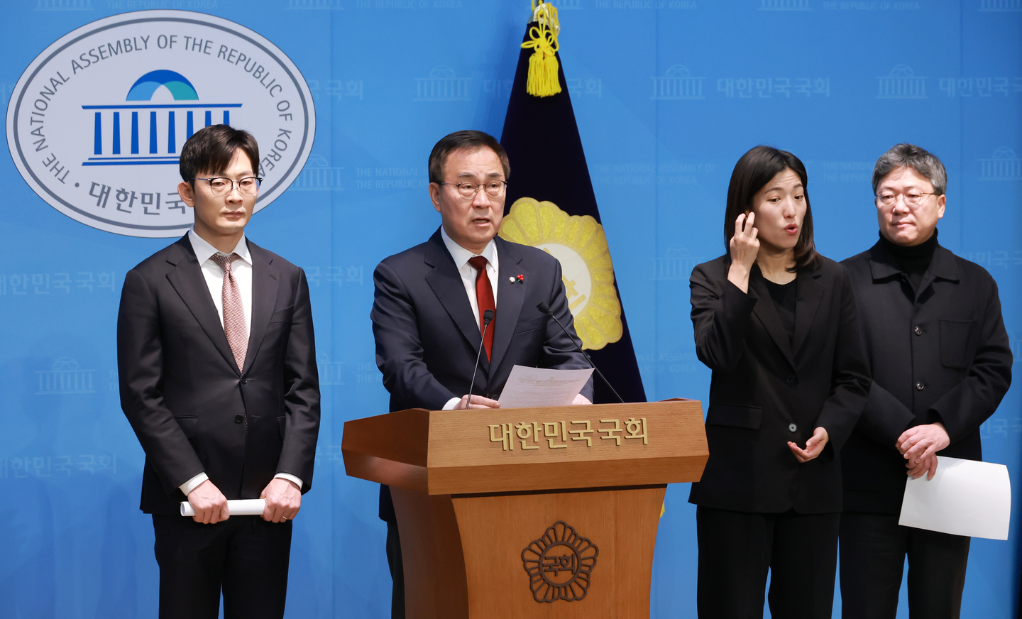 Lawmakers from the People Power Party speak during a press conference at the National Assembly on Jan. 2, calling for revisions to the "Network Act" and opposing proposed changes to the media arbitration law. [YONHAP]