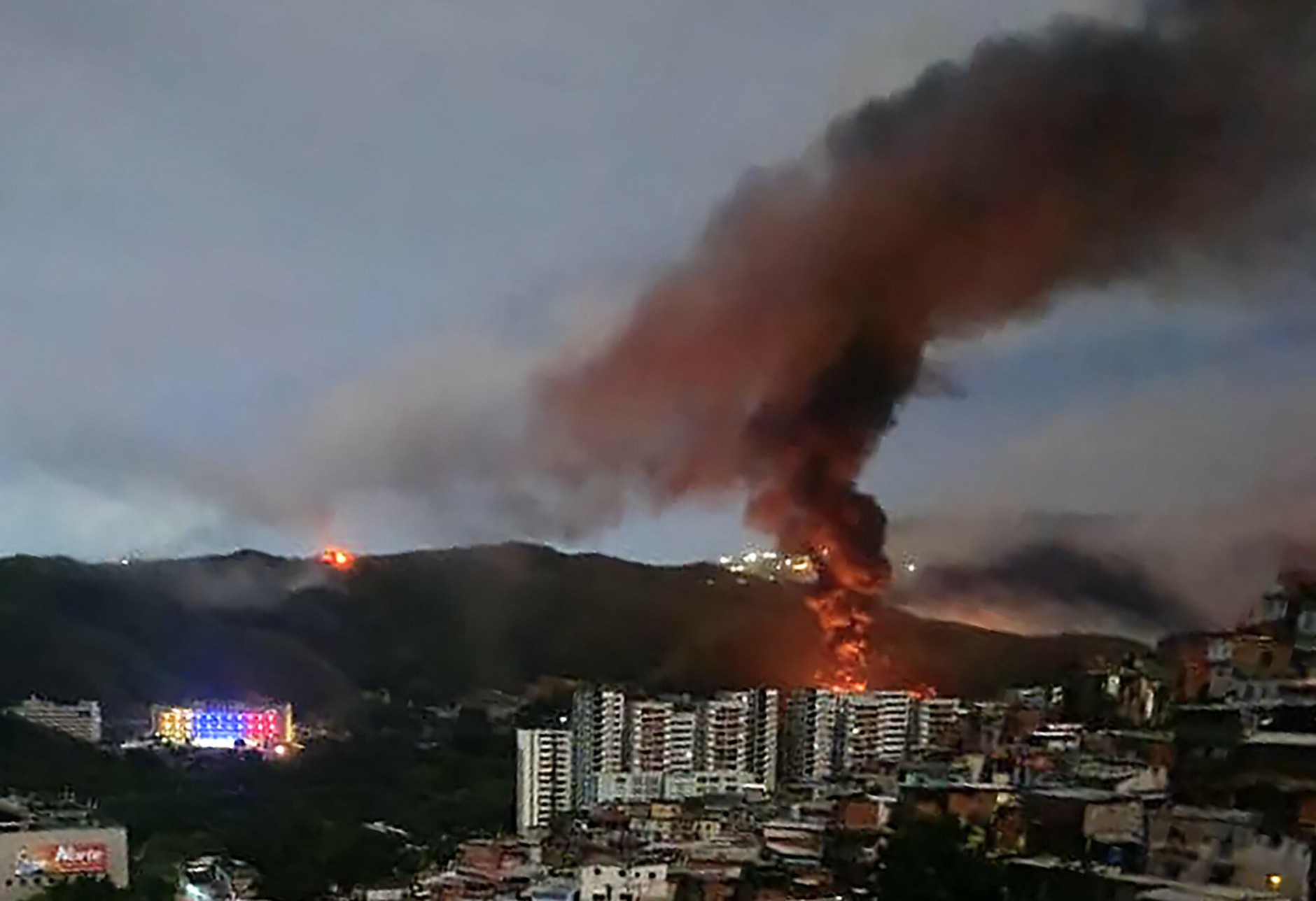 Kłęby dymu nad Caracas po ataku USA