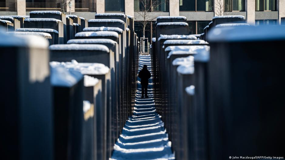 Holocaust Remembrance Day: Europe remembers Nazi genocide