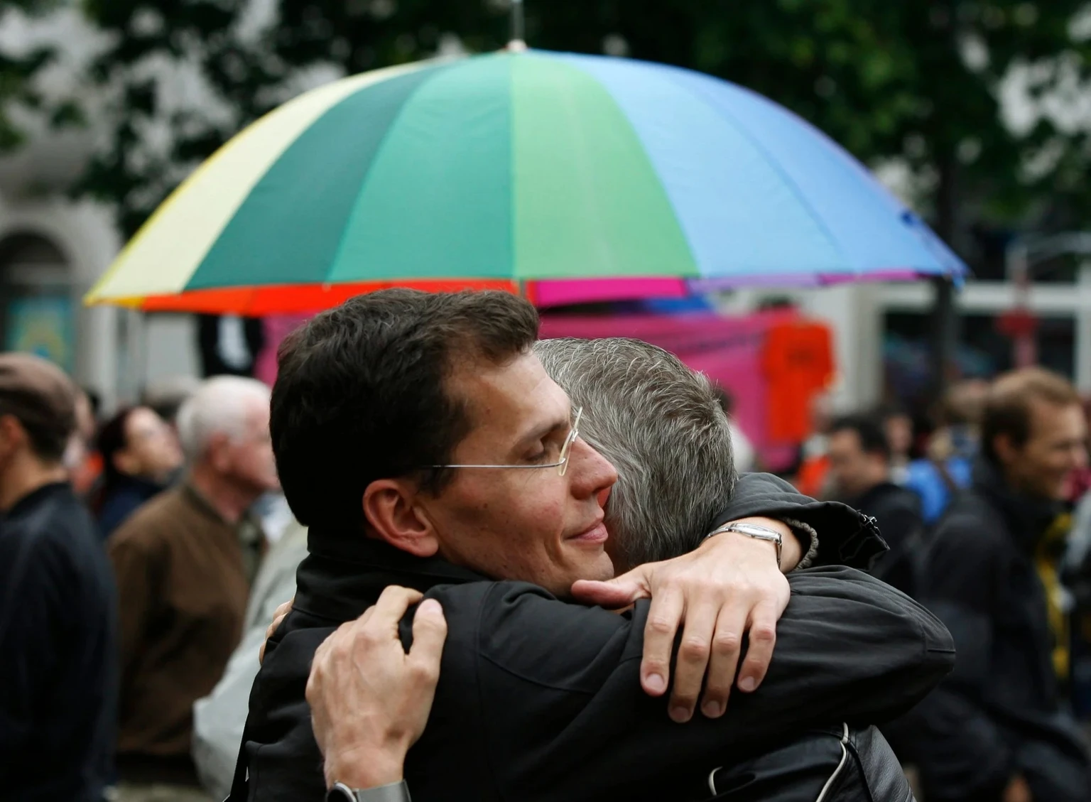 Ici, des homosexuels s'enlacent lors d'une manifestation pour les droits des gays et lesbiennes à Zurich.