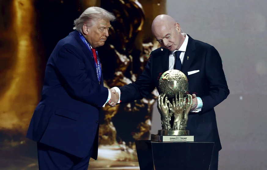 Gianni Infantino remet à Donald Trump le Prix de la paix de la Fifa.
