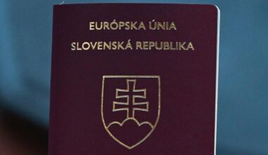 Na snímke nový cestovný pas, ktorý predstavili predstavitelia ministerstva vnútra (MV) SR počas tlačovej konferencie v Bratislave v piatok 20. septembra 2024. MV SR začalo vydávať cestovné pasy s novými dizajnovými a bezpečnostnými prvkami.