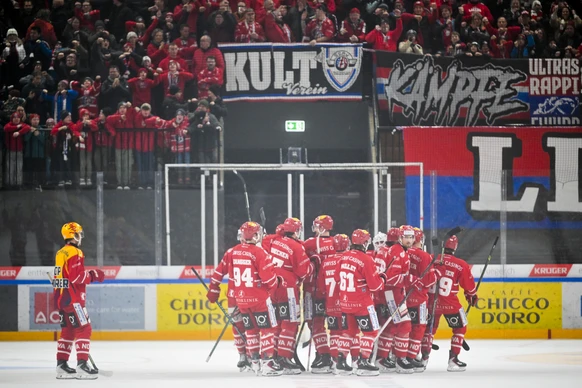 Rappi bejubelt den Treffer von Malte Stroemwall zum 2-1 im Eishockeyspiel der National League zwischen den Rapperswil-Jona Lakers (SCRJ) und dem HC Ajoie (HCA), am Samstag, 3. Januar 2026, in der St.  ...