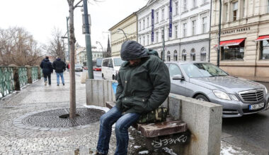 Mráz si mezi českými bezdomovci vybral další oběť, hlásí záchranáři – Aktuálně.cz