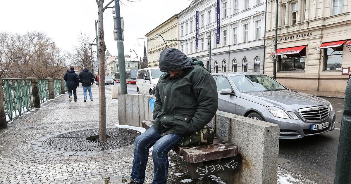 Mráz si mezi českými bezdomovci vybral další oběť, hlásí záchranáři – Aktuálně.cz