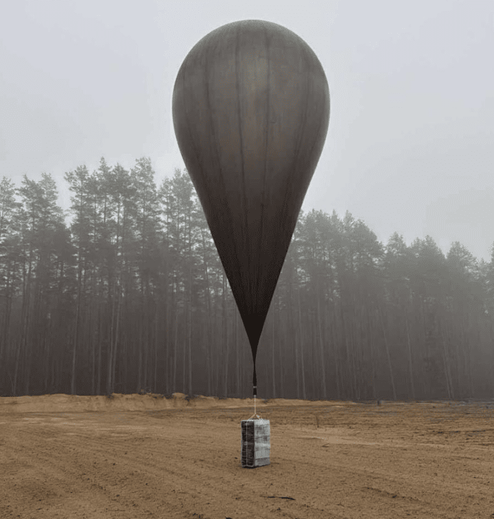 A suspected smuggling balloon with a cargo package, shown in Lithuania. (Photo: open source)