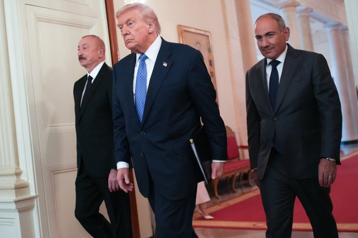 US President Donald Trump (C) arrives at a signing ceremony with Azerbaijani President Ilham Aliyev (L) and Armenian Prime Minister Nikol Pashinyan (R) in the State Dining Room of the White House on August 8, 2025 in Washington, DC. The agreement signed to during the ceremony is intended to bring an end to the conflict between Armenia and Azerbaijani that has lasted for decades. (Photo by Andrew Harnik/Getty Images) US President Donald Trump (C) arrives at a signing ceremony with Azerbaijani President Ilham Aliyev (L) and Armenian Prime Minister Nikol Pashinyan (R) in the State Dining Room of the White House on August 8, 2025 in Washington, DC. The agreement signed to during the ceremony is intended to bring an end to the conflict between Armenia and Azerbaijani that has lasted for decades. (Photo by Andrew Harnik/Getty Images)
