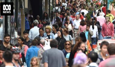 Australia's population forecast to reach 28 million in 2026 despite fall in overseas migrants