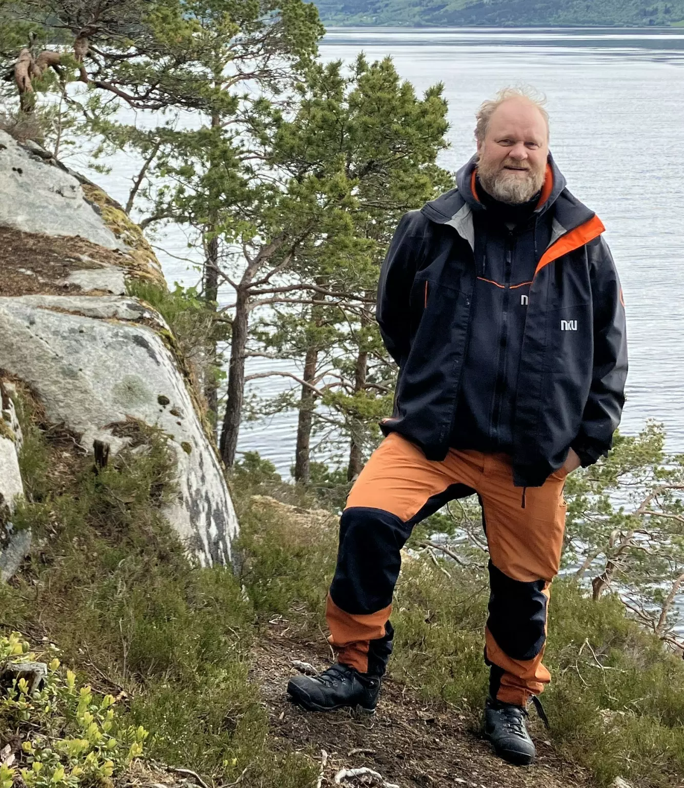 RINGREV: Bergkunstforsker Jan Magne Gjerde i felt på Tingvoll. Foto: Anne Braun / NIKU