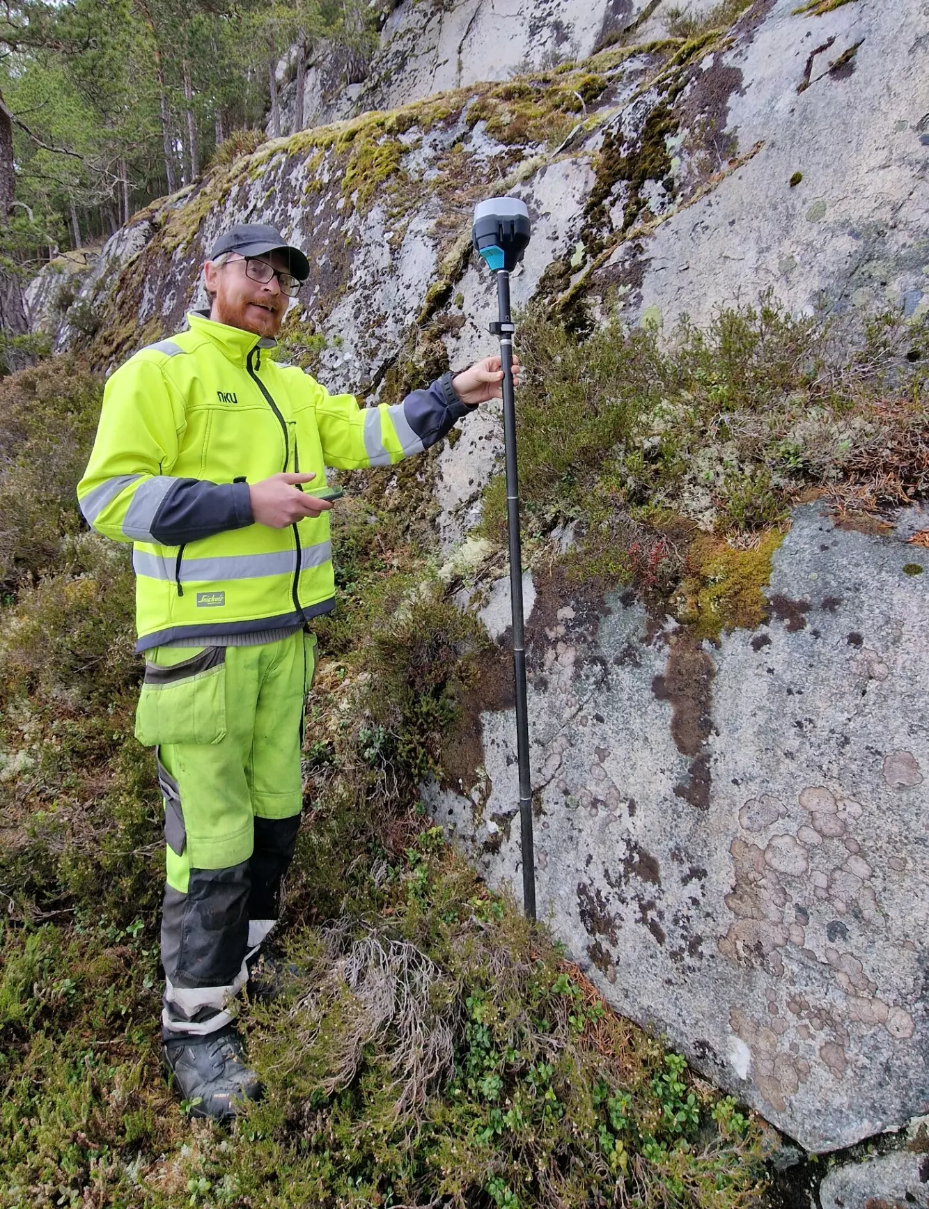 JOMFRUTUR: Arkeolog Dag-Øyvind Engtrø Solem jobber med digital dokumentasjon. For han var det stort å finne bergkunst for første gang. Foto: Jan Magne Gjerde / NIKU