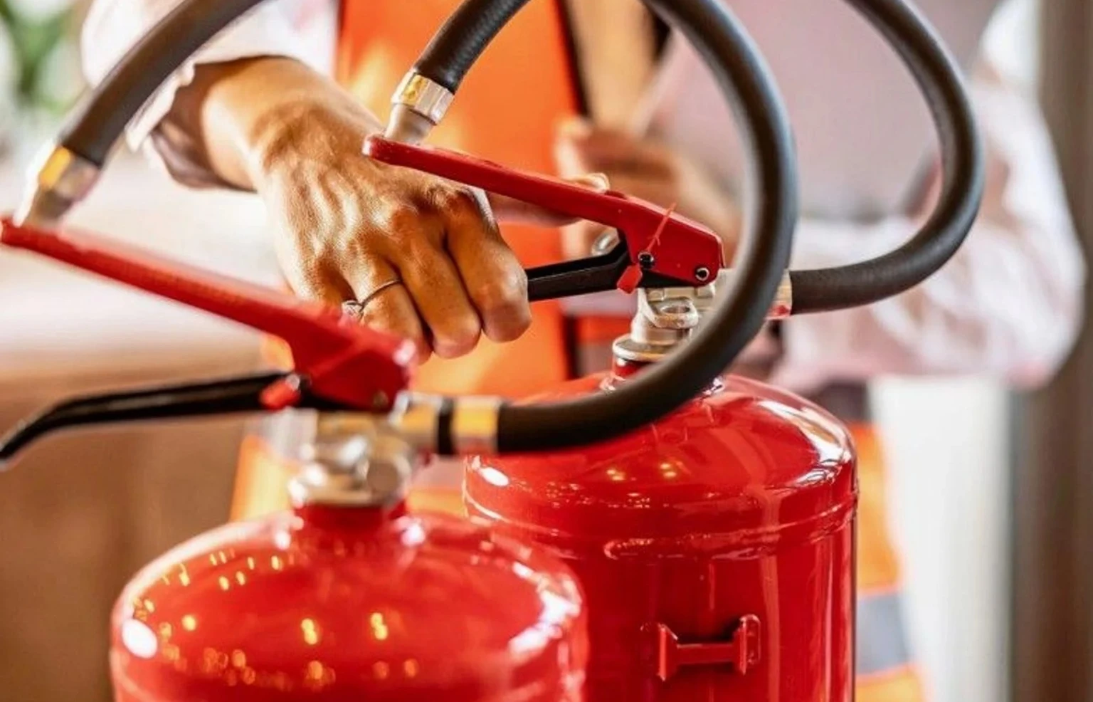 Les mesures suisses de protection contre les incendies sont-elles efficaces? C'est la question qui fait débat après l'incendie dramatique de Crans-Montana.