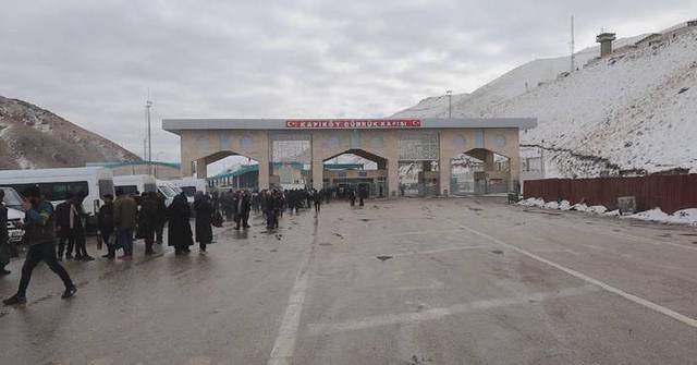 Iranians in Türkiye return home, fearing for their families amid unrest in Iran