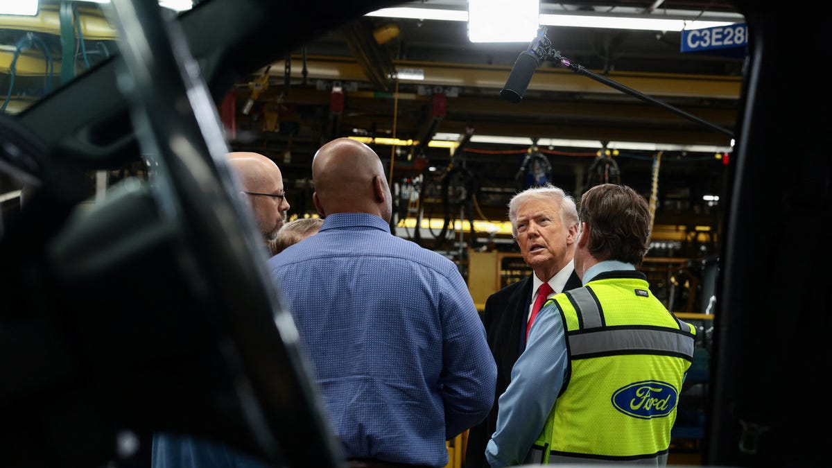 Trump flips off 'lunatic' heckler at Ford plant in Detroit