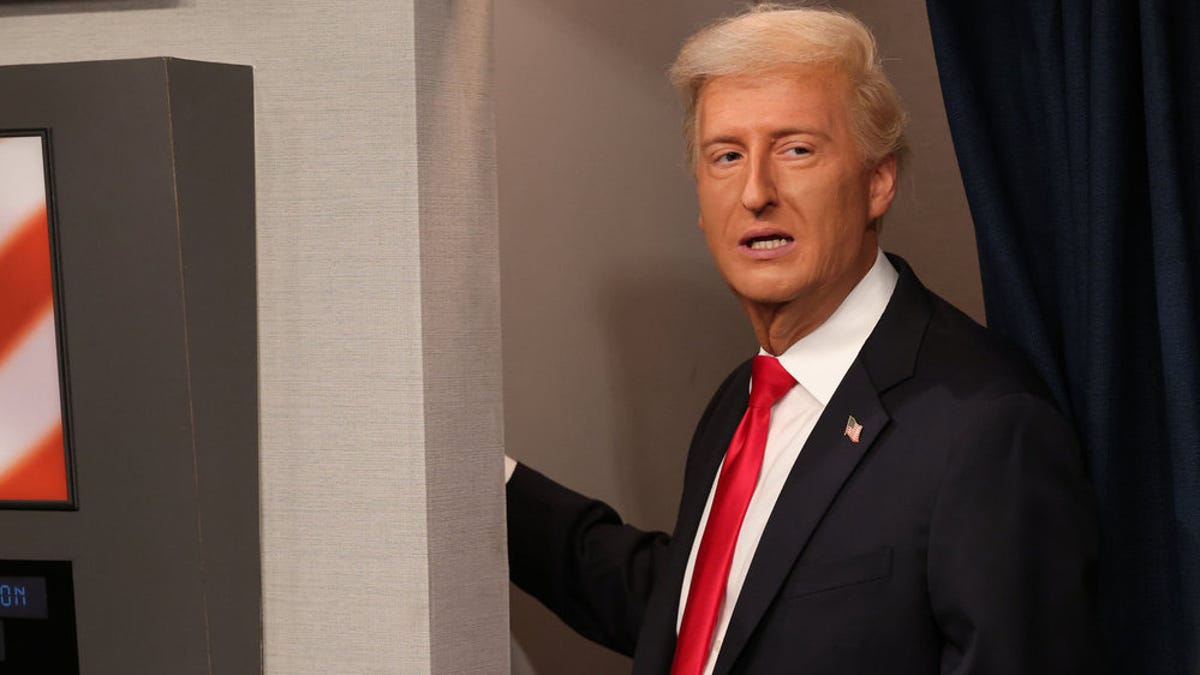 SNL cold open mocks Trump and Marco Rubio note moment