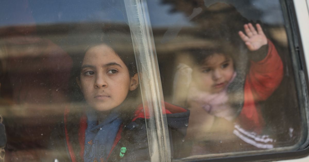 Photos of Syrians fleeing violence in Aleppo as shelling leaves heavy damage :: WRAL.com