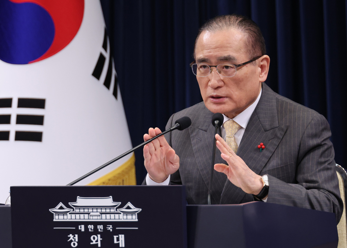 Wi Sung-lac, national security adviser, briefs reporters on President Lee Jae Myung’s upcoming state visit to China at the Blue House in central Seoul on Jan. 2. [YONHAP]