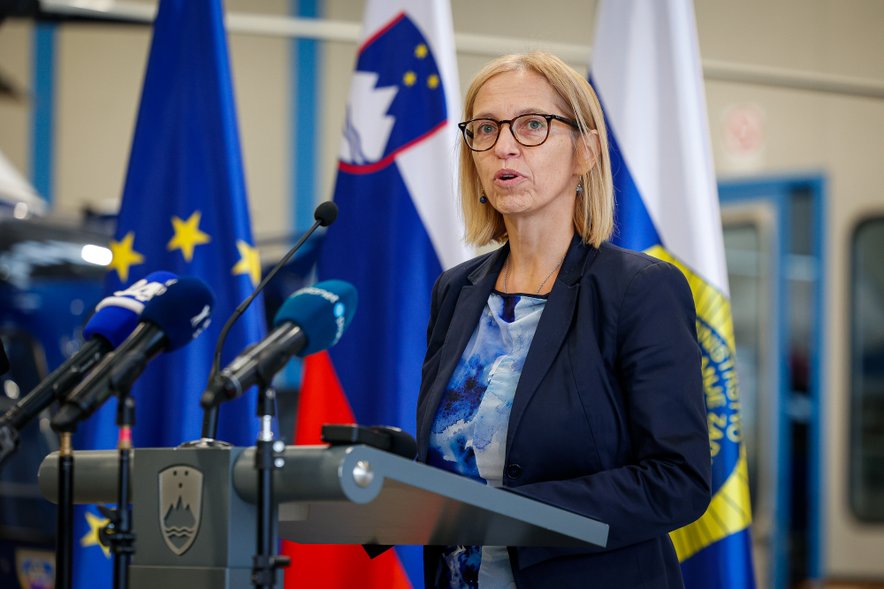 Valentina Prevolnik Rupel na podpisu pogodbe z Leonardom o nabavi helikopterjev HNMP