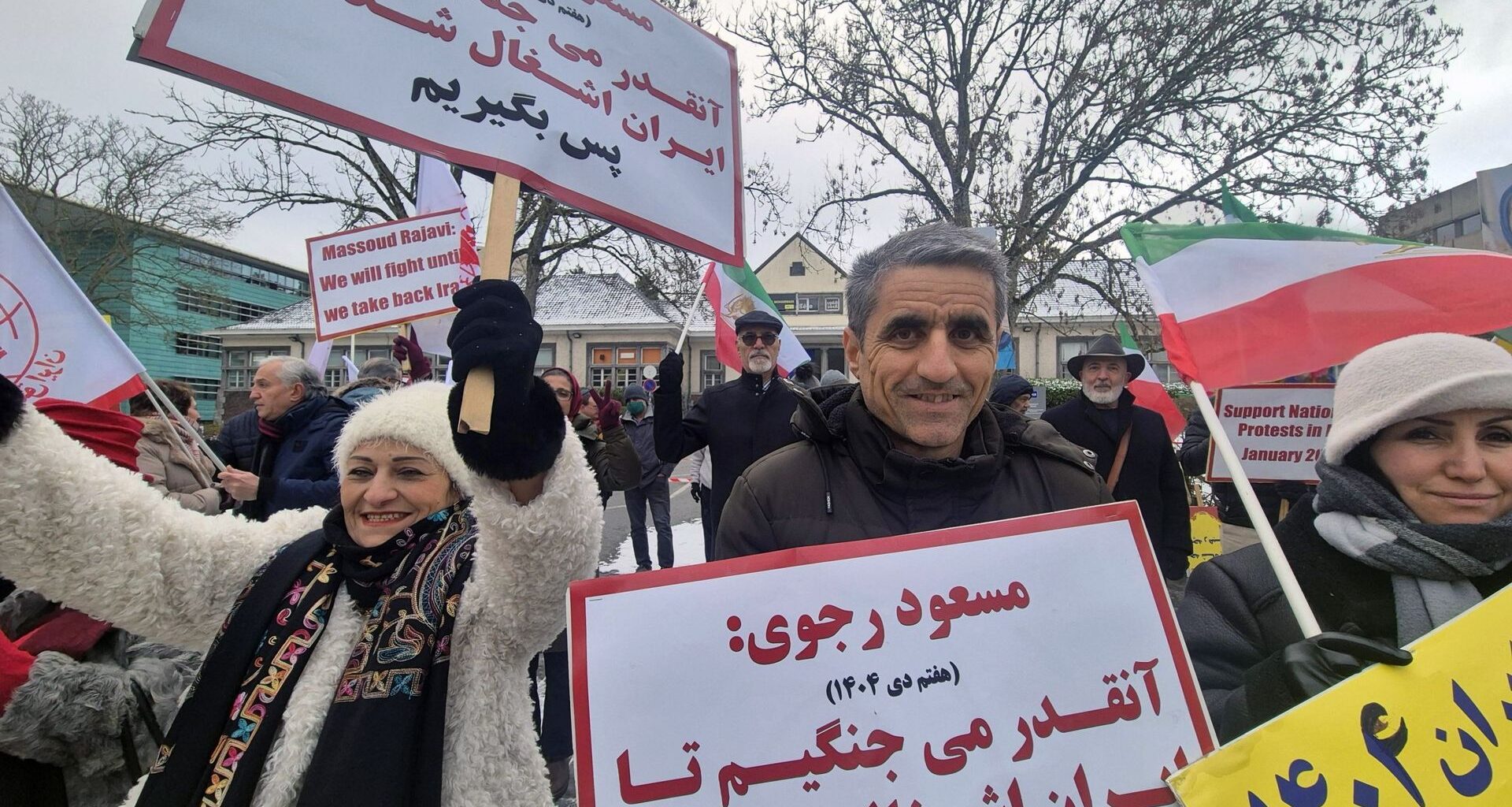 Une vingtaine d’Iraniens résidant en Belgique se rassemblent devant l’ambassade d’Iran pour protester contre les arrestations arbitraires du régime des mollahs