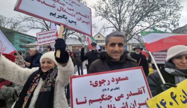 Une vingtaine d’Iraniens résidant en Belgique se rassemblent devant l’ambassade d’Iran pour protester contre les arrestations arbitraires du régime des mollahs