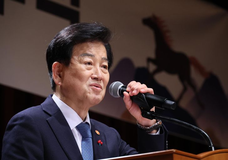Unification Minister Chung Dong-yong speaks to ministry employees, Jan. 2. Yonhap