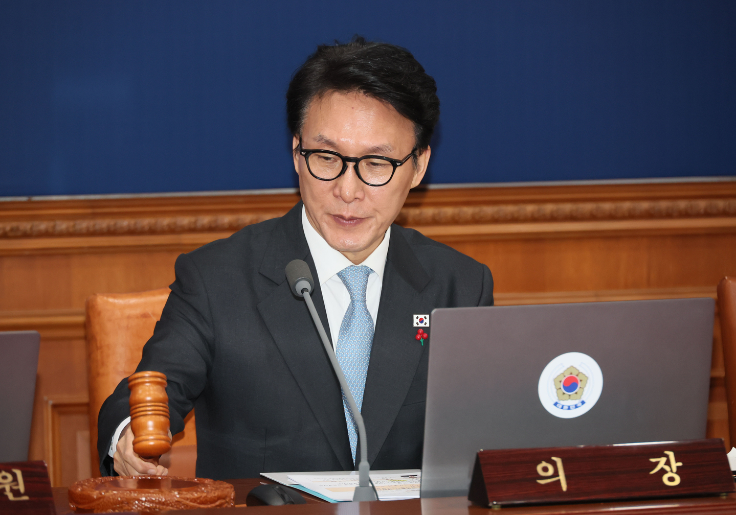 Prime Minister Kim Min-seok bangs the gavel during a Cabinet meeting at the Government Complex Seoul in central Seoul on Jan. 13. [YONHAP]