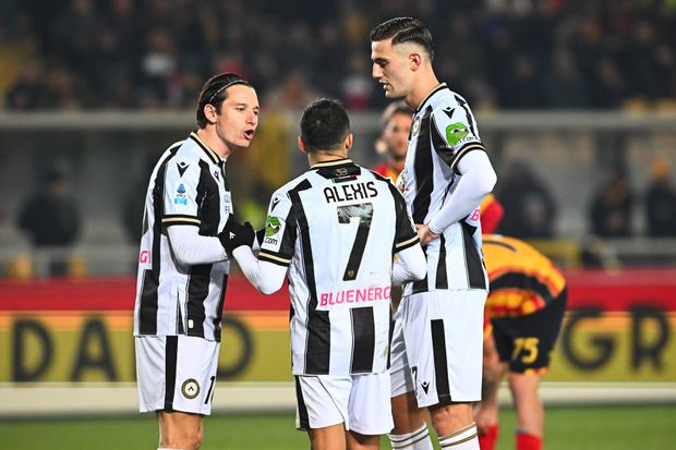 Thauvin e Alexs Sánchez não demoveram Lorenzo Lucca (IMAGO)