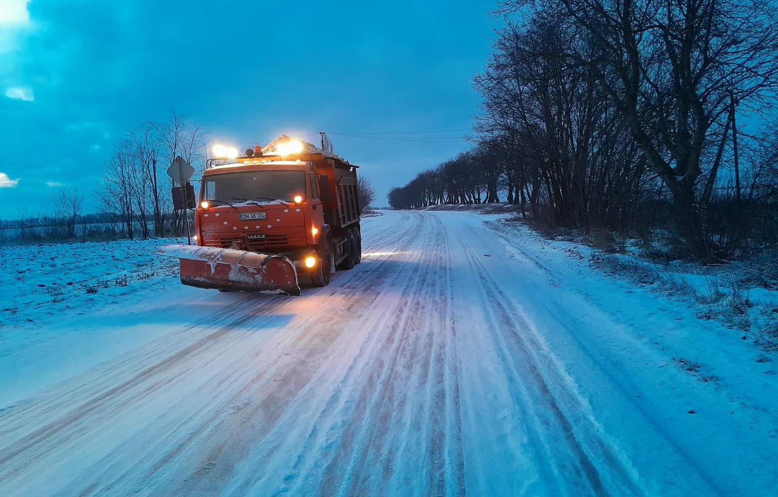 VIDEO // Road workers intervene across all regions of Moldova; over 150 vehicles deployed for combating glazed frost