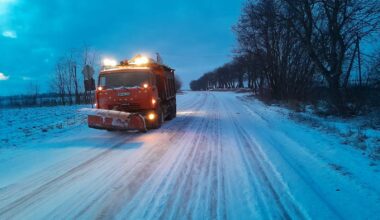 VIDEO // Road workers intervene across all regions of Moldova; over 150 vehicles deployed for combating glazed frost