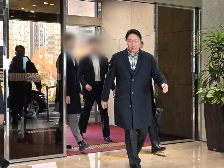 SK Group Chairman Chey Tae-won arrives at the Seoul Gimpo Business Aviation Center in western Seoul, Sunday. Yonhap