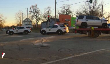 Des Moines crash ruptures gas line, causes road closures