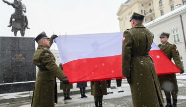 Uroczyście zmieniono polską flagę nad Pałacem Prezydenckim
