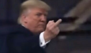 Trump zeigt Mittelfinger nach Störenfried-Rufen in Michigan